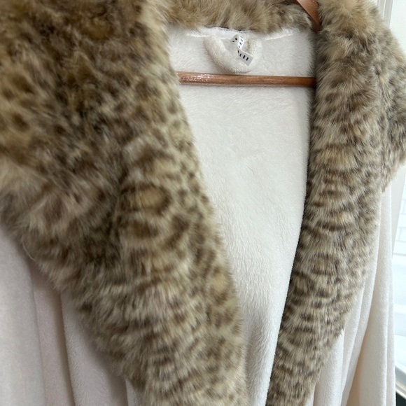 EUC Pottery Barn Cream Robe with Faux Fur Leopard Trim, size Large. Stunning. - Picture 2 of 11